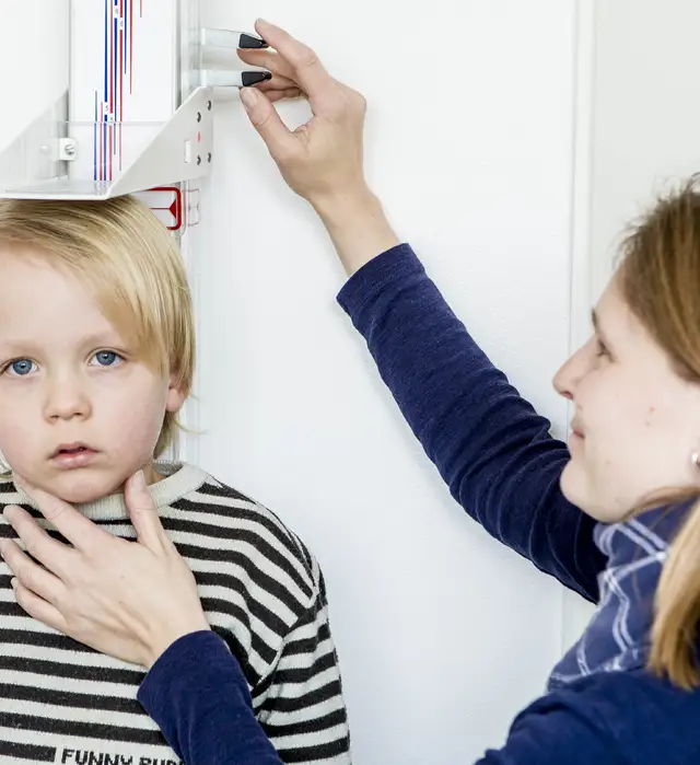 Eine &Auml;rztin misst die Gr&ouml;&szlig;e eines Kindes